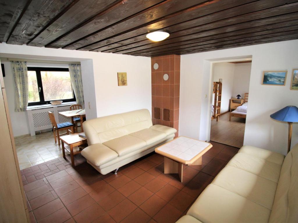 salon z kanapą i stołem w obiekcie Apartment Fuchsbau-Top 2 by Interhome w mieście Grünau im Almtal