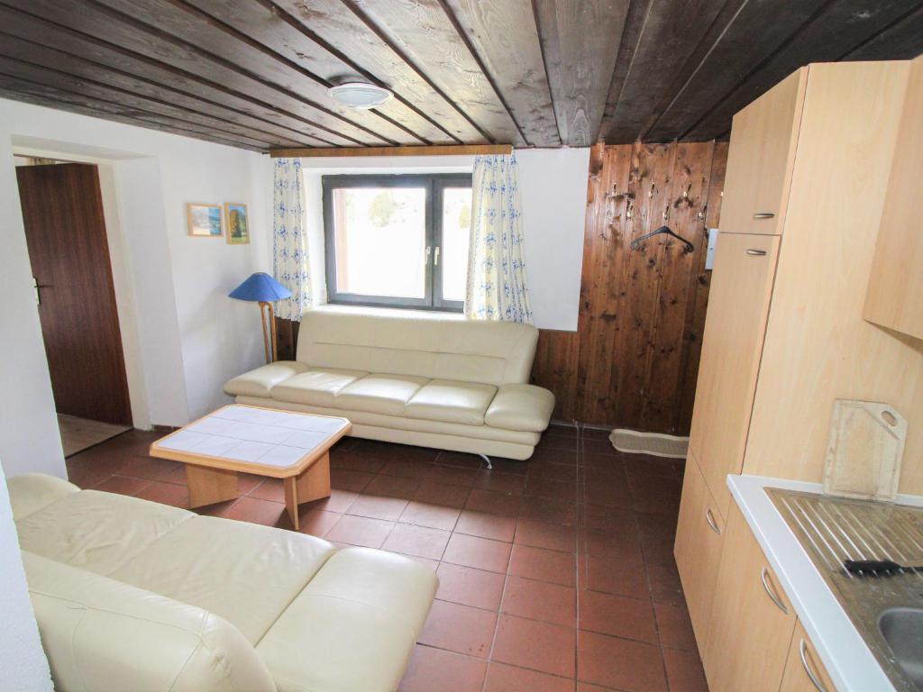 salon z kanapą i stołem w obiekcie Apartment Fuchsbau-Top 2 by Interhome w mieście Grünau im Almtal