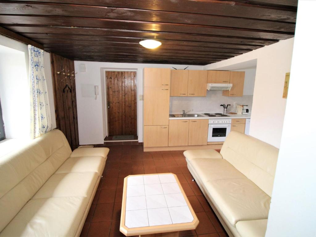 salon z kanapą i kuchnią w obiekcie Apartment Fuchsbau-Top 2 by Interhome w mieście Grünau im Almtal