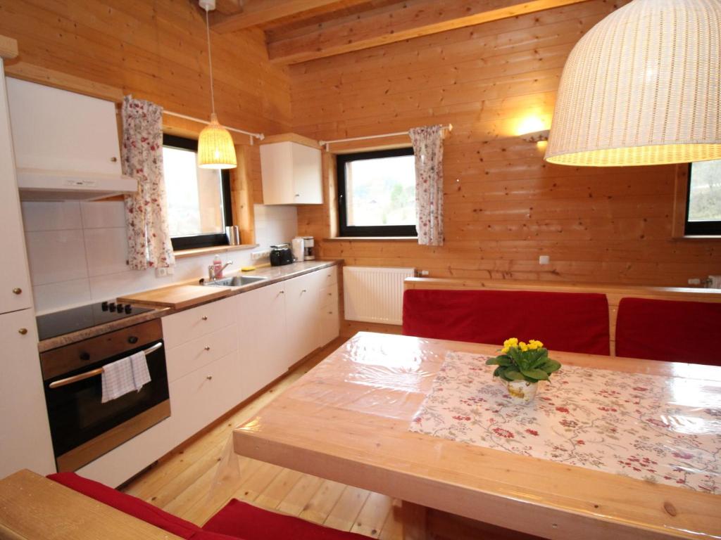 Kuchyň nebo kuchyňský kout v ubytování Apartment Bärenhöhle - Top 6 by Interhome