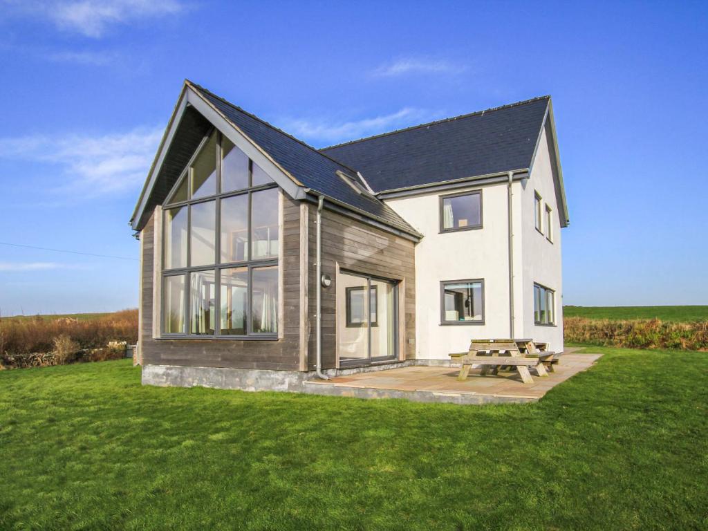 Ty Glan y Mor Llanfaethlu, Llanfaethlu