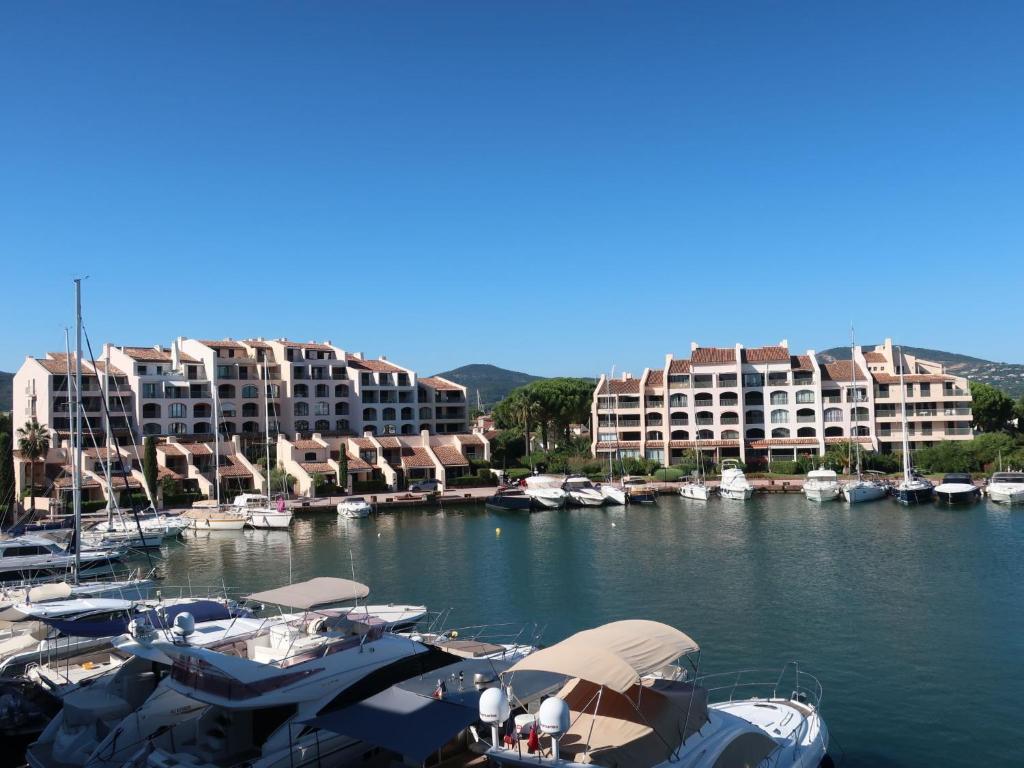 un groupe de bateaux amarrés dans un port de plaisance comportant des bâtiments dans l'établissement Apartment Les Cascadelles-10 by Interhome, à La Foux
