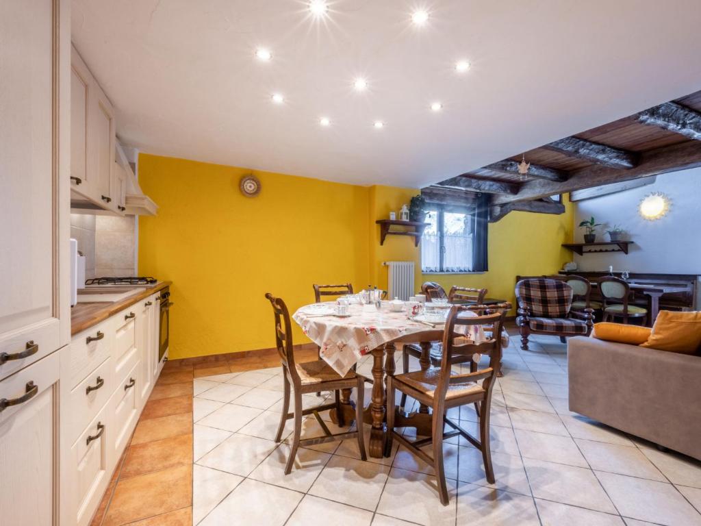 kuchnia i jadalnia ze stołem i krzesłami w obiekcie Apartment Maison Chez Nous by Interhome w mieście Sarre