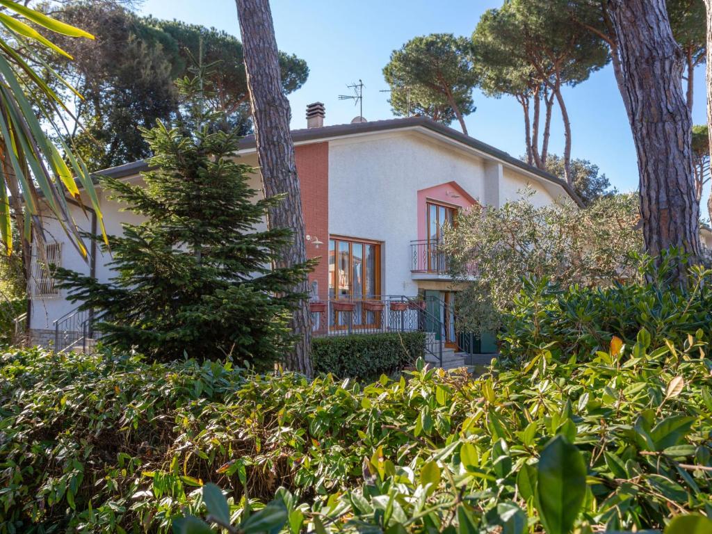 ein Bild eines Hauses mit Bäumen und Sträuchern in der Unterkunft Holiday Home Patrizia by Interhome in Marina di Pietrasanta