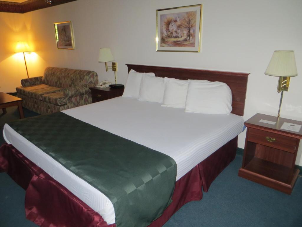 Postel nebo postele na pokoji v ubytování Heritage Inn