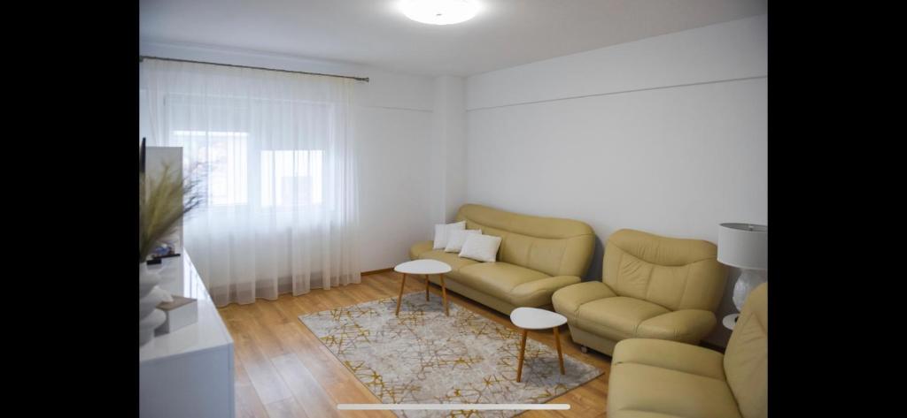 a living room with a couch and a table at Vlaicu Residence in Iaşi