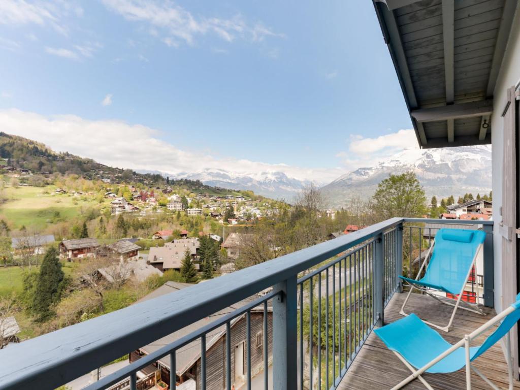 un balcon avec des chaises et une vue sur les montagnes dans l'établissement Apartment Les gentianes by Interhome, à Saint-Gervais-les-Bains