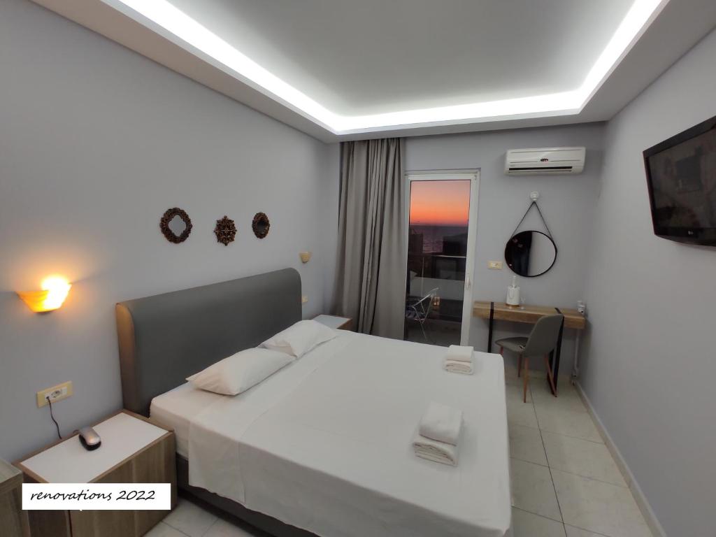 Łóżko lub łóżka w pokoju w obiekcie Hotel Parthenon Rodos city