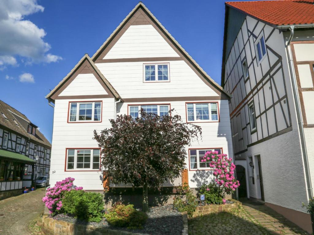 uma casa branca com um telhado triangular em Holiday Home Ferienhaus Born by Interhome em Schieder-Schwalenberg