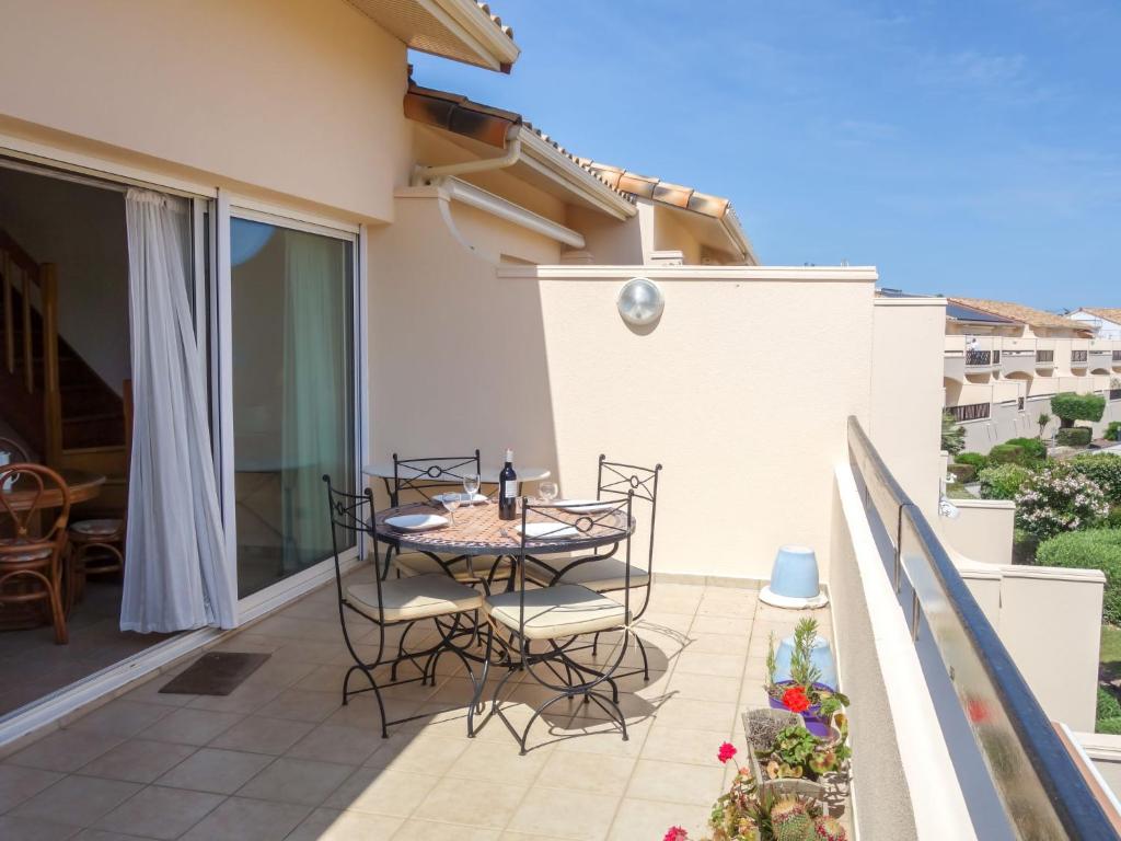 patio con mesa y sillas en el balcón en Apartment Les Reflets-2 by Interhome, en Saint-Cyprien