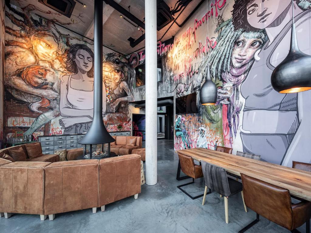 a room with a wall covered in graffiti at Liebesbier Urban Art & Smart Hotel in Bayreuth