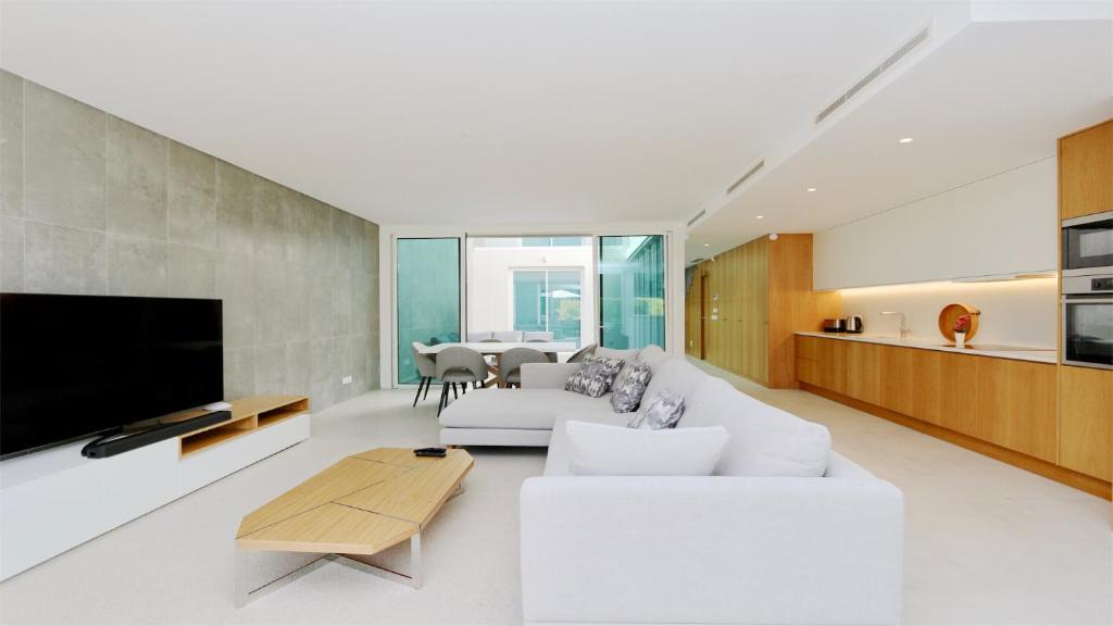 Villa Sadler- Clever Details, Central Vilamoura, Sleeps 6, luxury, walking distance