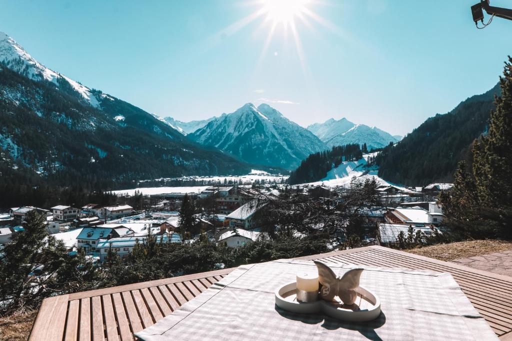 Deux statues de lapins assises sur le toit d'une maison dans l'établissement Alpenherz Chalet, à Elbigenalp