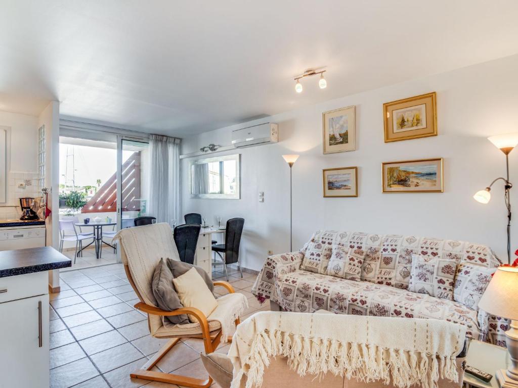 sala de estar con sofá y mesa en Apartment Les Quais de L'Amirauté-7 by Interhome, en Saint Cyprien Plage