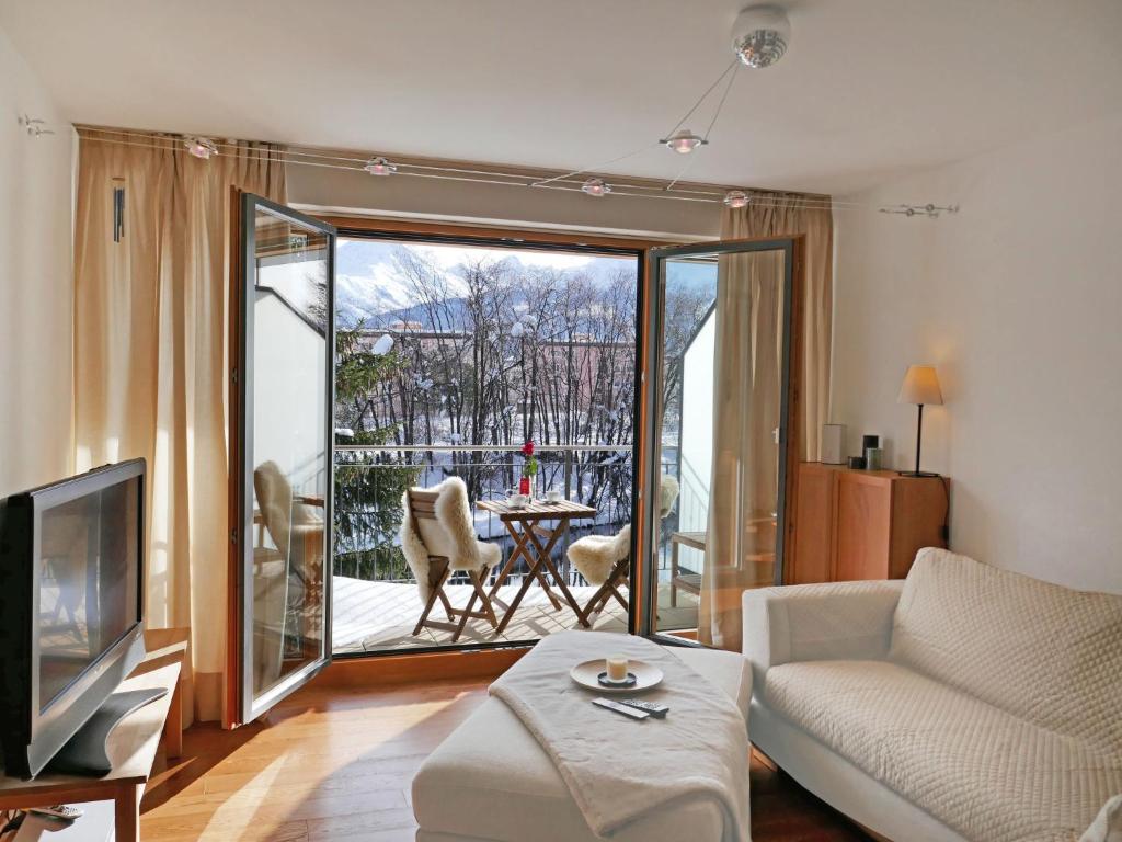 TV a/nebo společenská místnost v ubytování Apartment Chesa San Bastiaun B5 by Interhome