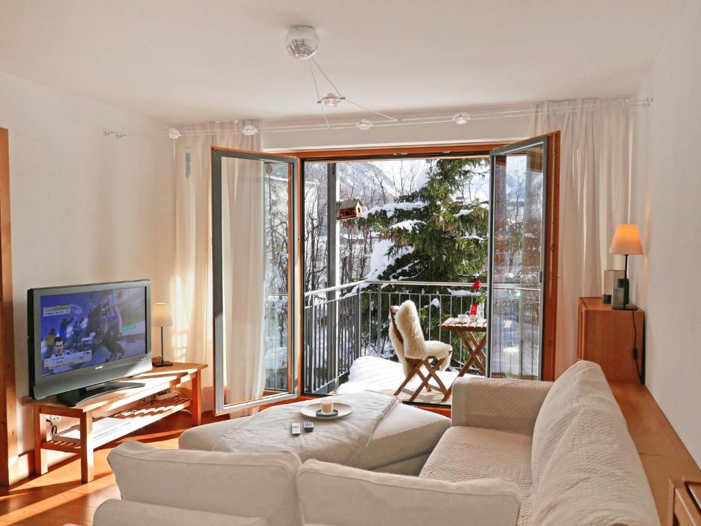 TV a/nebo společenská místnost v ubytování Apartment Chesa San Bastiaun B5 by Interhome