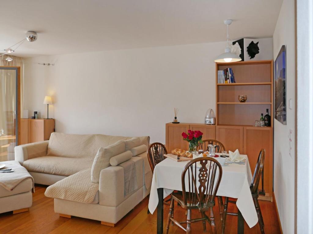 Posezení v ubytování Apartment Chesa San Bastiaun B5 by Interhome