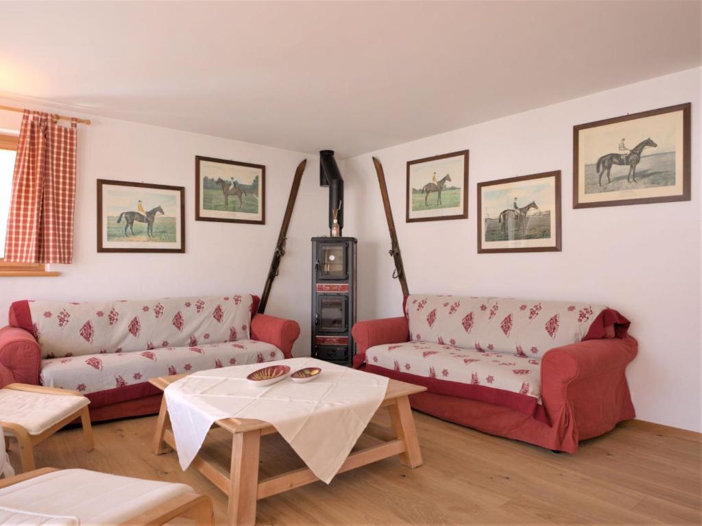 uma sala de estar com dois sofás e uma mesa em Apartment Chesa Dal Luf B6 by Interhome em Silvaplana