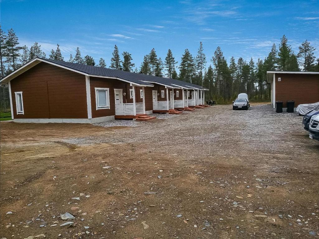 eine Häuserreihe mit einem davor geparkten Auto in der Unterkunft Holiday Home Levin revontulitaivas d by Interhome in Köngäs