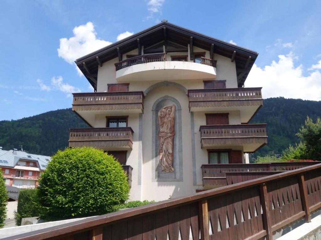 un bâtiment avec une statue sur son côté dans l'établissement Apartment Jardins Alpins by Interhome, à Saint-Gervais-les-Bains