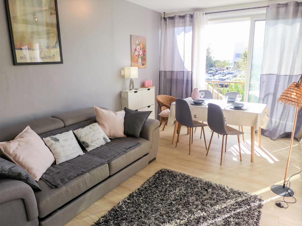 un salon avec un canapé et une table dans l'établissement Apartment Les Jardins du Vidourle-3 by Interhome, à La Grande Motte