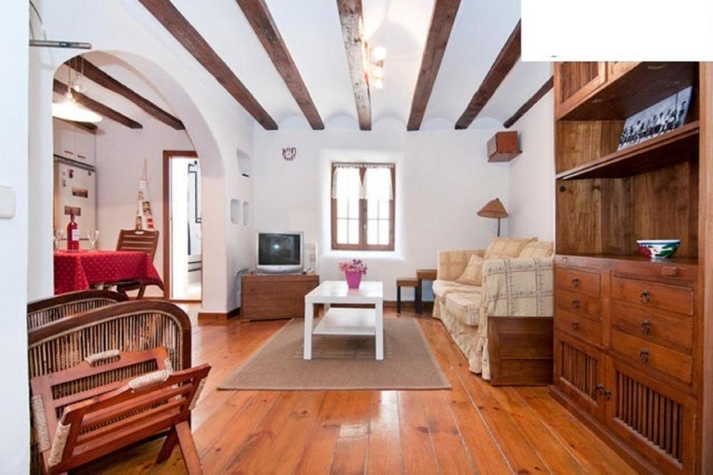sala de estar con sofá y mesa en Quiet apartment! Sagrada Familia!, en Barcelona