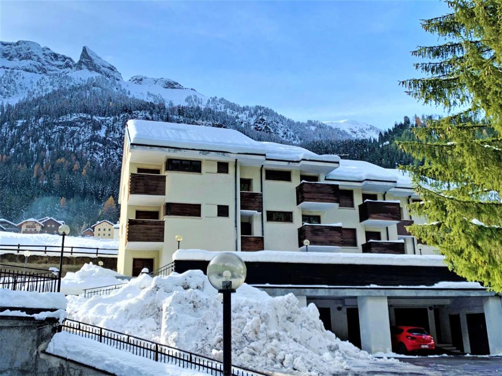 Un edificio con nieve delante en Apartment Enrosadira-7 by Interhome, en Alba di Canazei