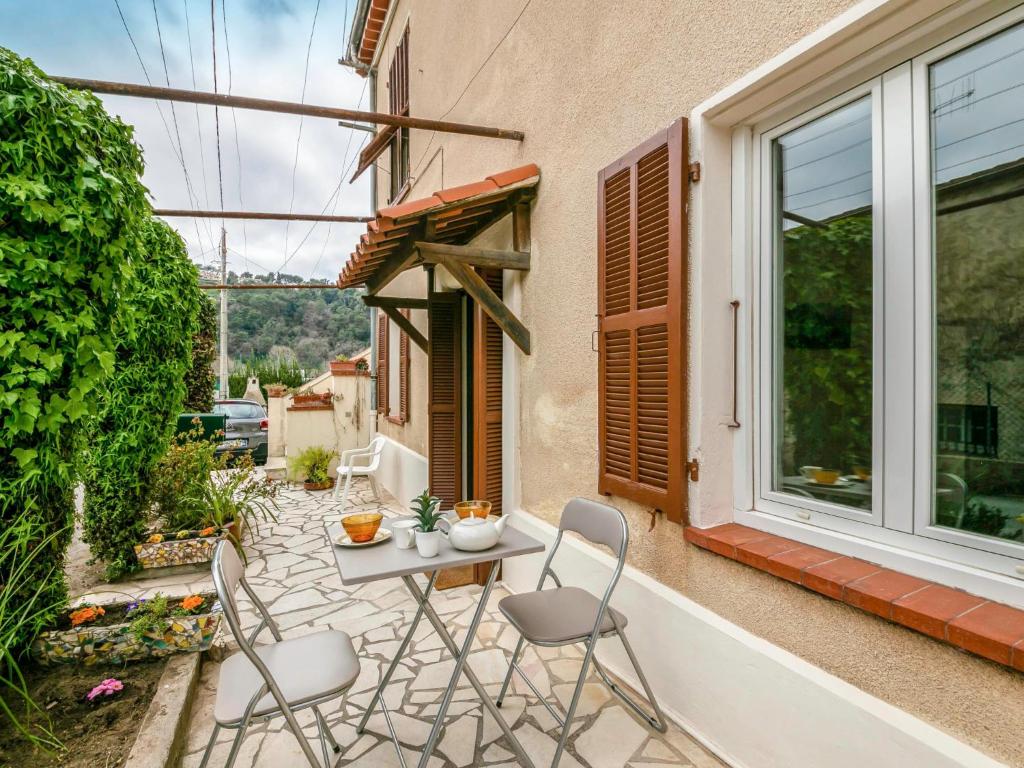 un patio avec des chaises, une table et une fenêtre dans l'établissement Apartment Le Narcisse by Interhome, à Cagnes-sur-Mer