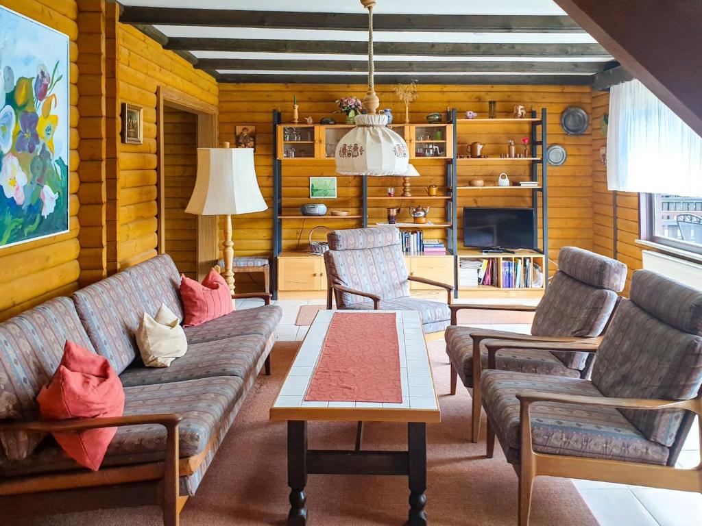 uma sala de estar com um sofá, cadeiras e uma mesa em Apartment Am Hohen Bogen-39 by Interhome em Arrach