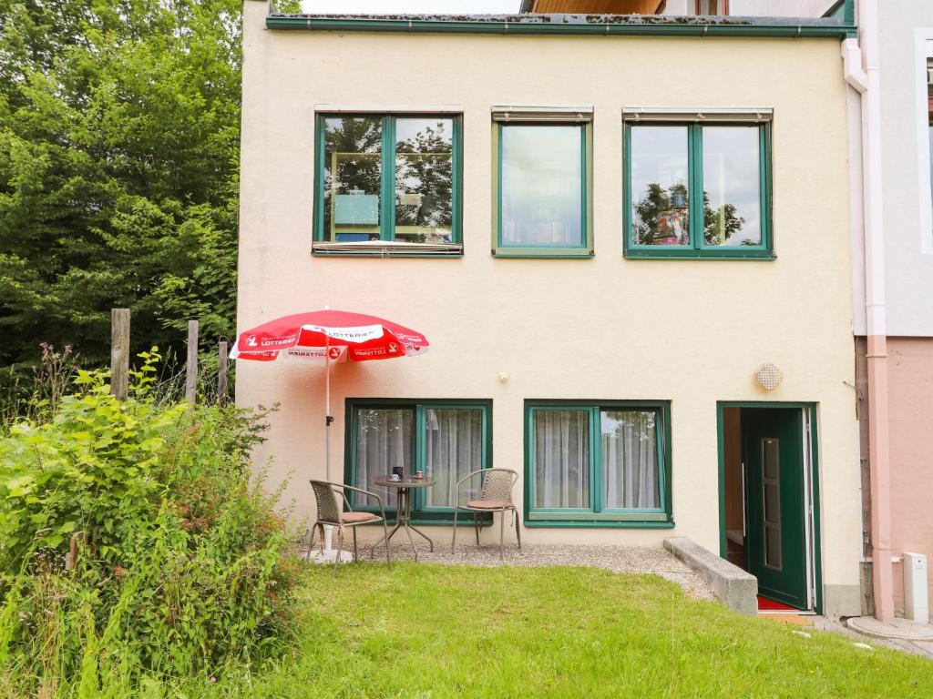 達赫施泰因山麓拉姆紹的住宿－Apartment Annis Nest by Interhome，一个带桌子和雨伞的房子
