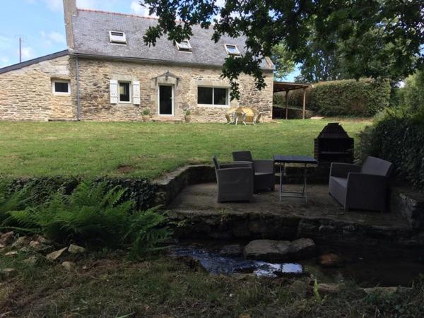 a group of chairs and a table in front of a house at penty breton in Pouldreuzic
