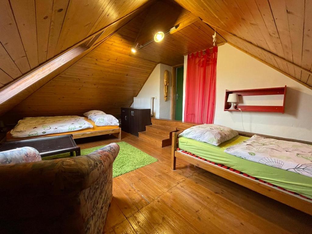 Postel nebo postele na pokoji v ubytování Keramický a výtvarný ateliér Konešín