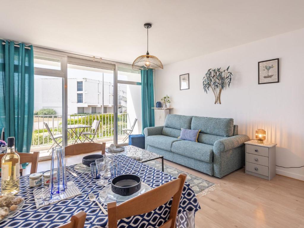Posezení v ubytování Studio Les Trois Iles-7 by Interhome