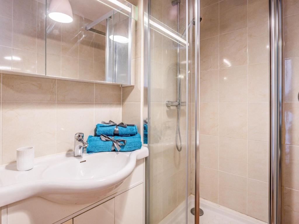 Koupelna v ubytování Studio Les Trois Iles-7 by Interhome