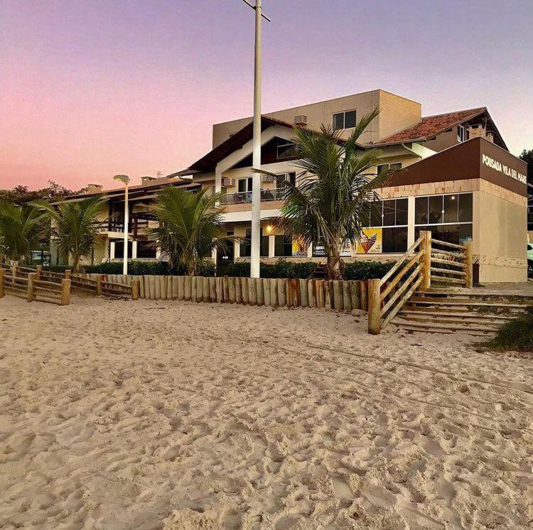 Uma praia perto da pousada