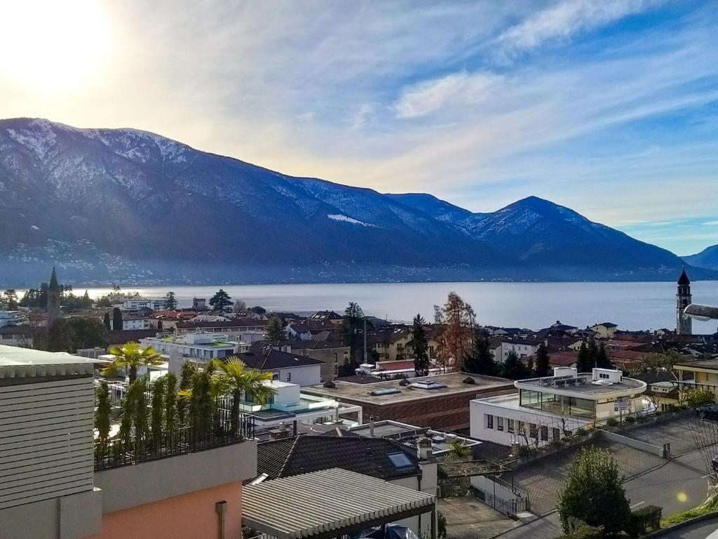 - une vue sur une ville avec des montagnes en arrière-plan dans l'établissement Apartment Casa Pace by Interhome, à Ascona