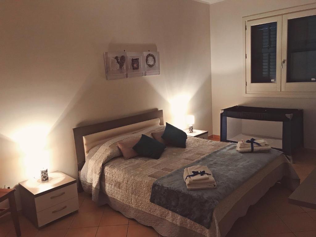 Łóżko lub łóżka w pokoju w obiekcie appartamento residence via giardini Acquamarina