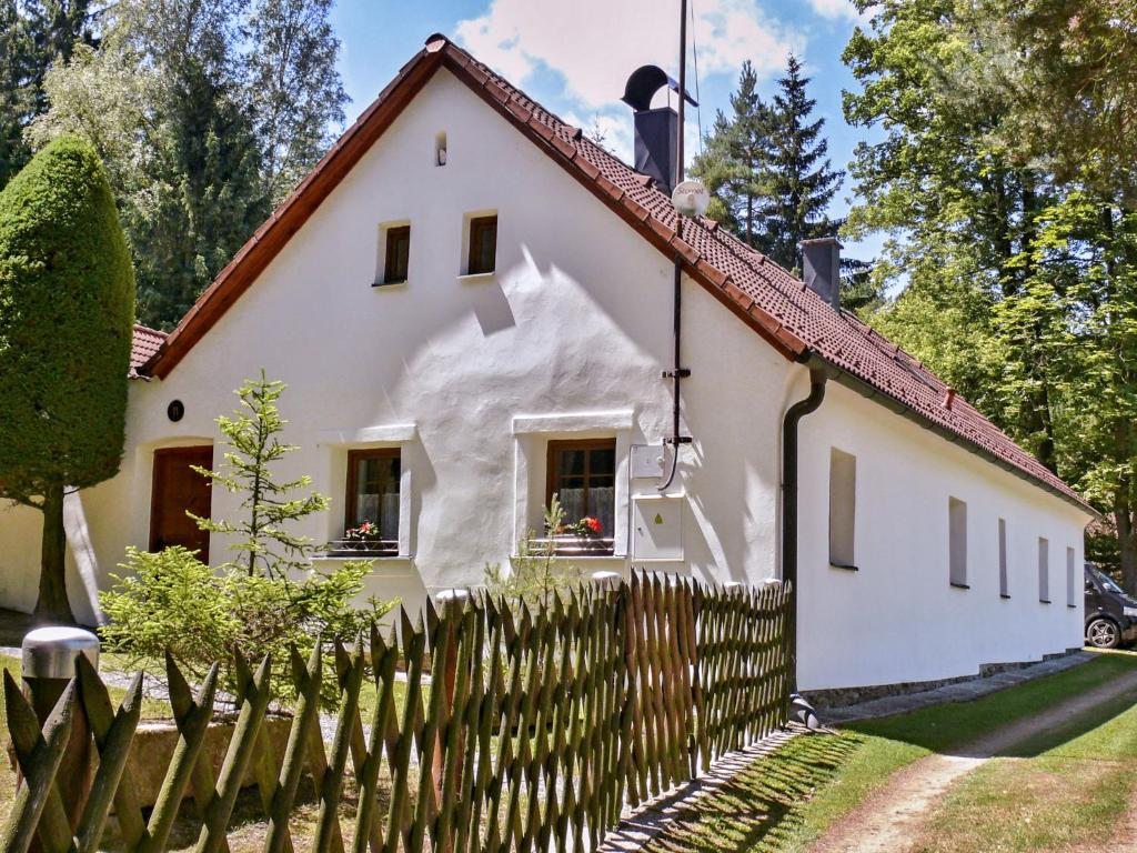 uma casa branca com uma cerca de madeira em Holiday Home Polžov by Interhome 