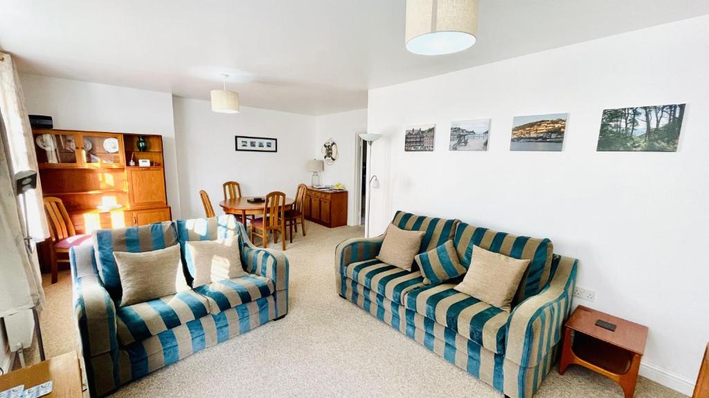 a living room with two chairs and a table at Bayards - Pet Friendly, Central Dartmouth in Dartmouth