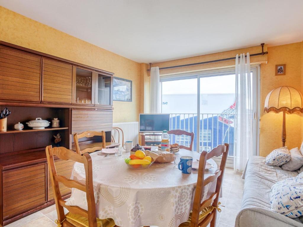 cocina con mesa y comedor en Apartment Résidence Les Béniguets by Interhome, en Quiberon