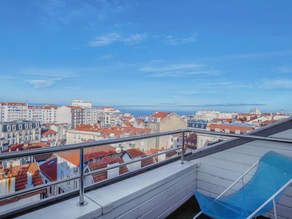 balcón con silla y vistas a la ciudad en Apartment Les Montgolfières by Interhome en Biarritz