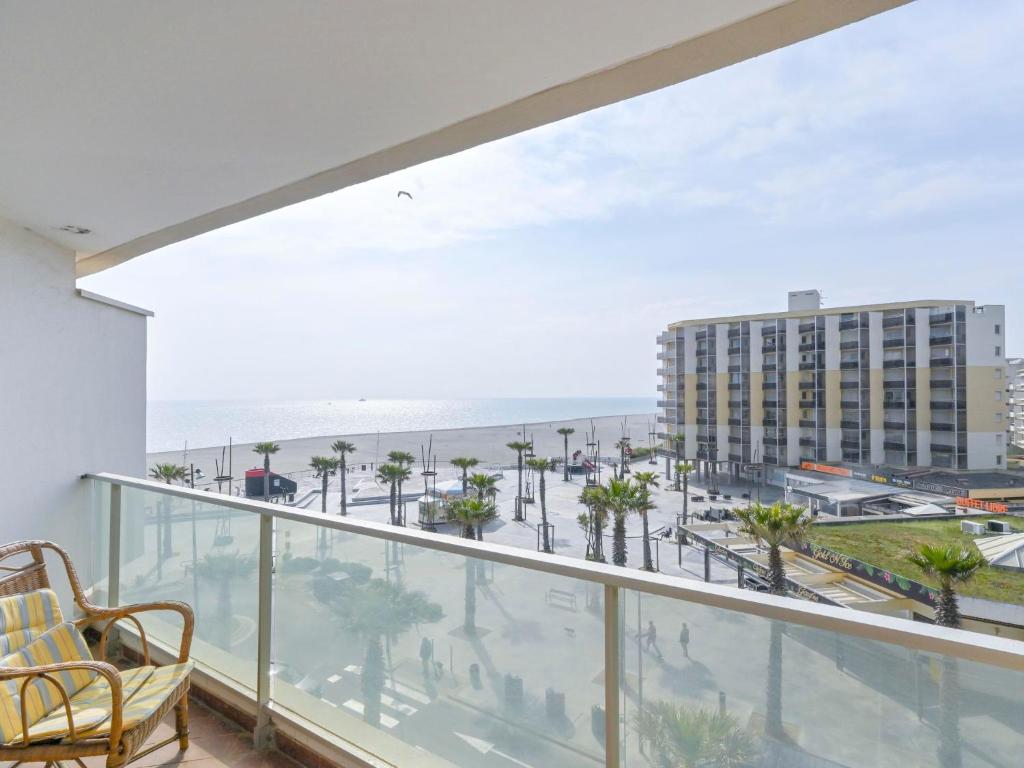 un balcon avec vue sur l'océan dans l'établissement Apartment Rose des Sables-14 by Interhome, à Canet