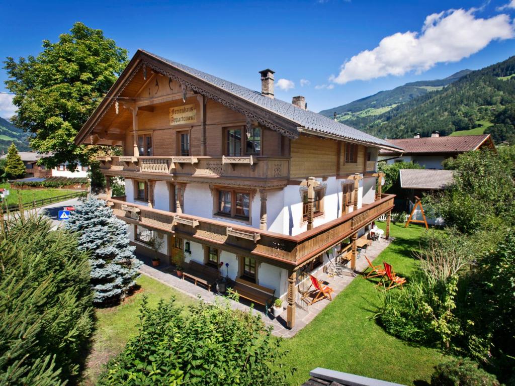 una vista aérea de una casa en las montañas en Holiday Home Ferienhaus Gasser-1 by Interhome en Uderns