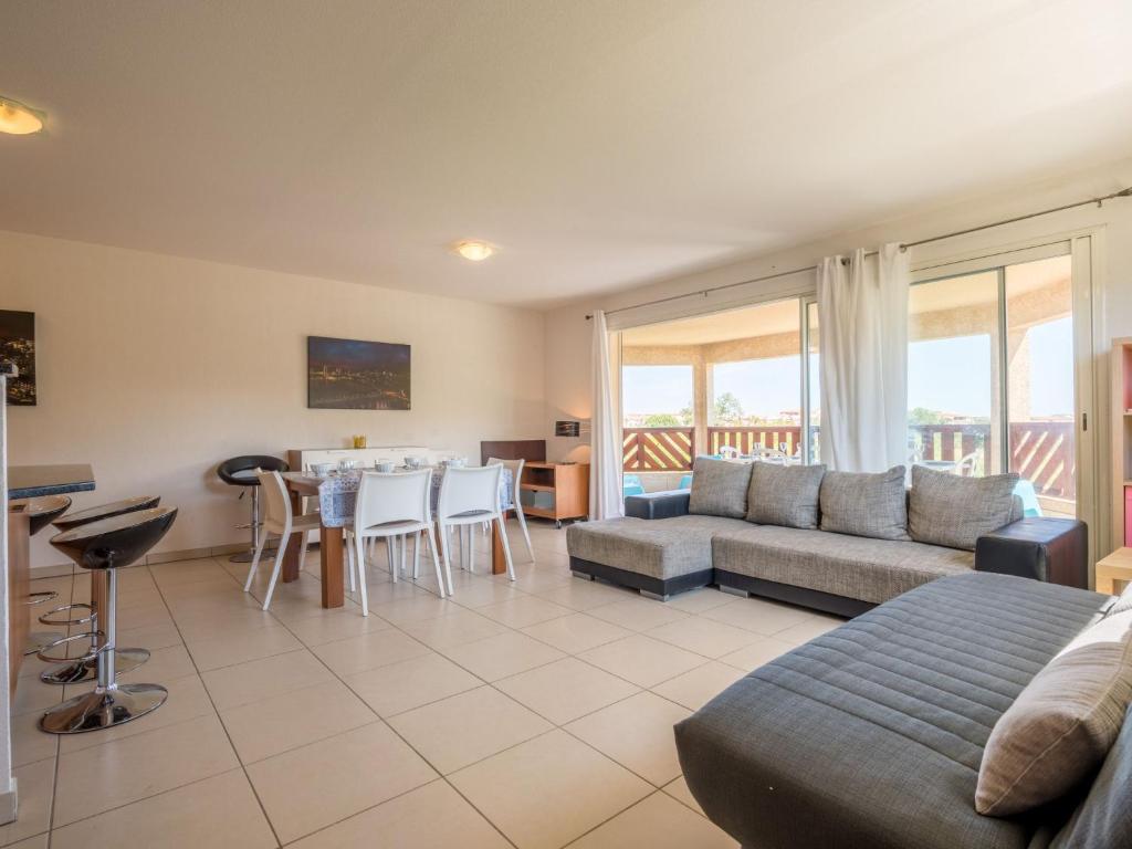 een woonkamer met een bank en een tafel bij Apartment Presqu'île de la Lagune-3 by Interhome in Saint-Cyprien
