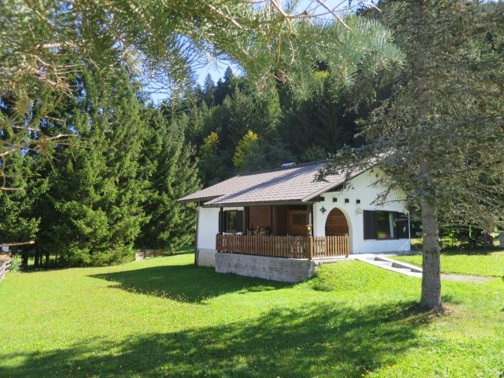 Cette petite maison blanche possède une terrasse couverte dans une cour. dans l'établissement Chalet Bodental 28 by Interhome, à Bodental