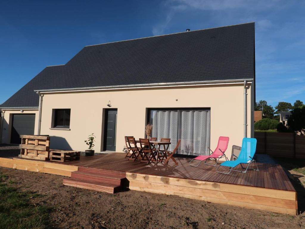 une terrasse avec des chaises et une table en face d'une maison dans l'établissement Holiday Home Océane by Interhome, à Barneville-Carteret