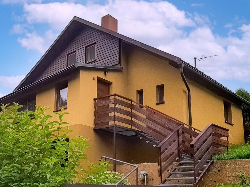 Casa amarilla grande con terraza de madera en Holiday Home Dolníky u Trutnova by Interhome, en Oblanov