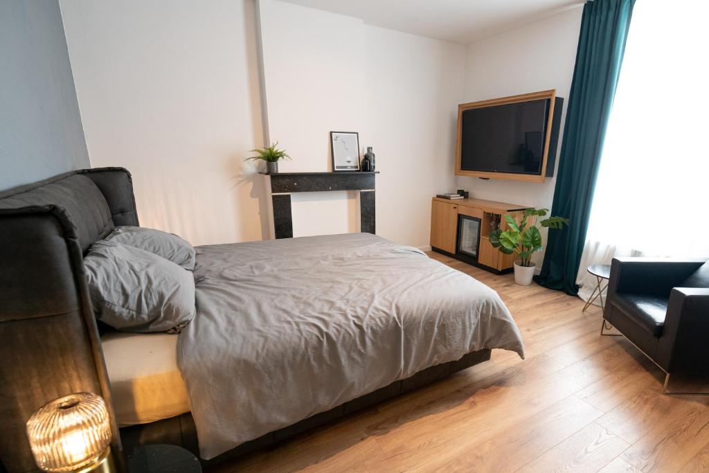 um quarto com uma cama e uma televisão de ecrã plano em Brasserie Sint Pieter em Rekem