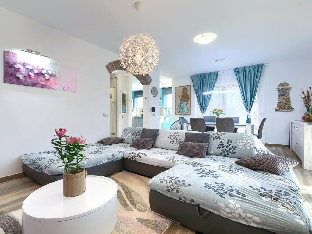 salon z kanapą i stołem w obiekcie Holiday Home Villa Amaii by Interhome w mieście Karigador