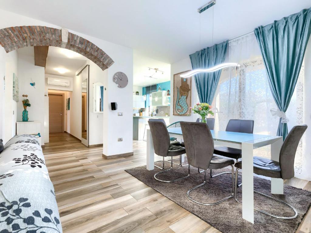Pokój ze stołem i krzesłami oraz sypialnią w obiekcie Holiday Home Villa Amaii by Interhome w mieście Karigador